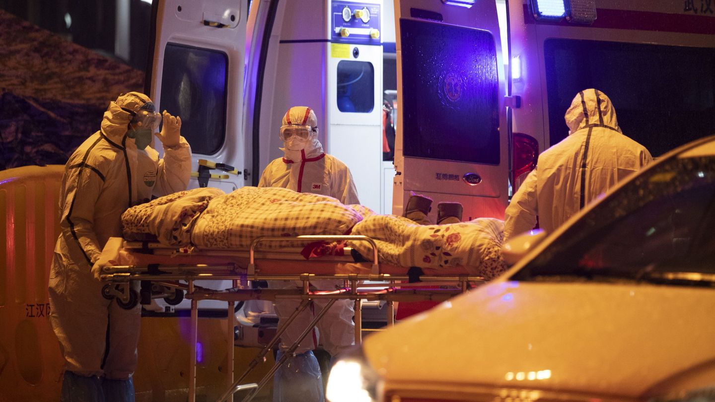 El equipo médico traslada a un paciente al hospital de Wuhan. (Reuters)