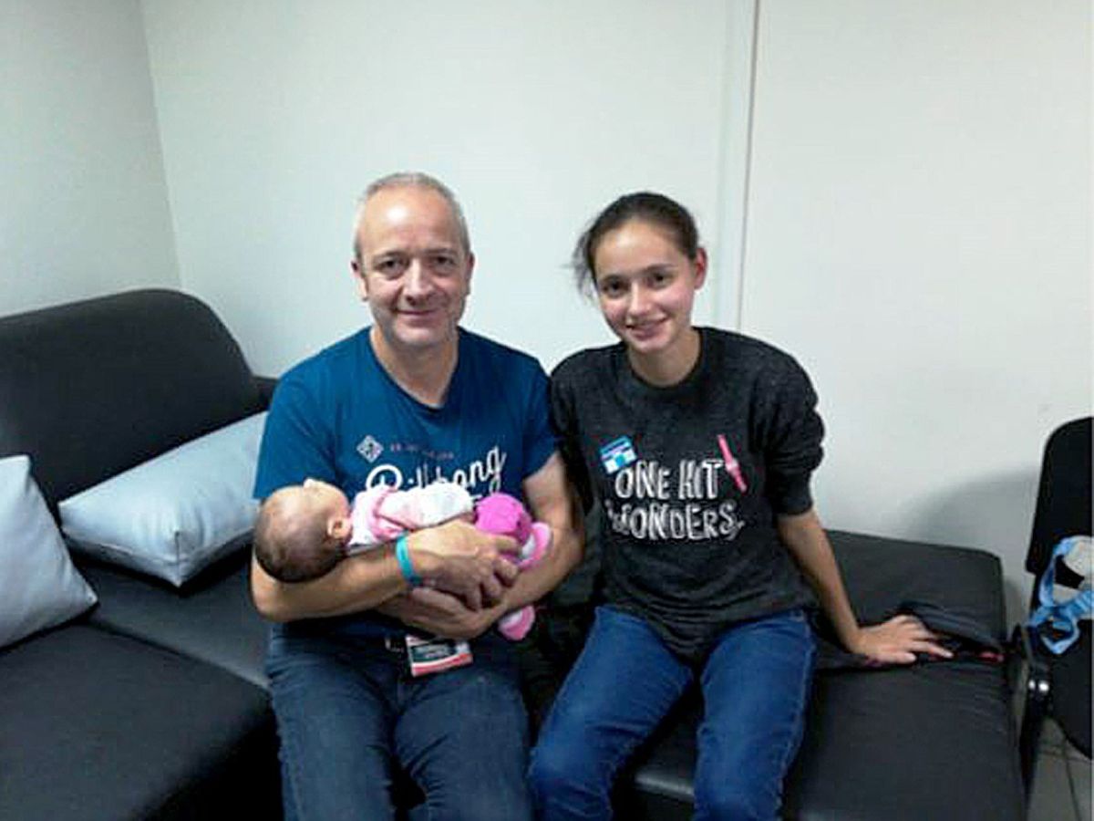 Foto: Patricia Aguilar junto a su bebé y su padre, que luchó por su liberación. Fuente: Efe 