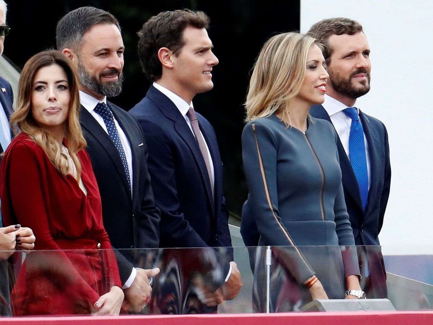 Lidia Bedman, junto a su marido y varios de sus homólogos en su debut en el desfile de la Fiesta Nacional. (EFE)