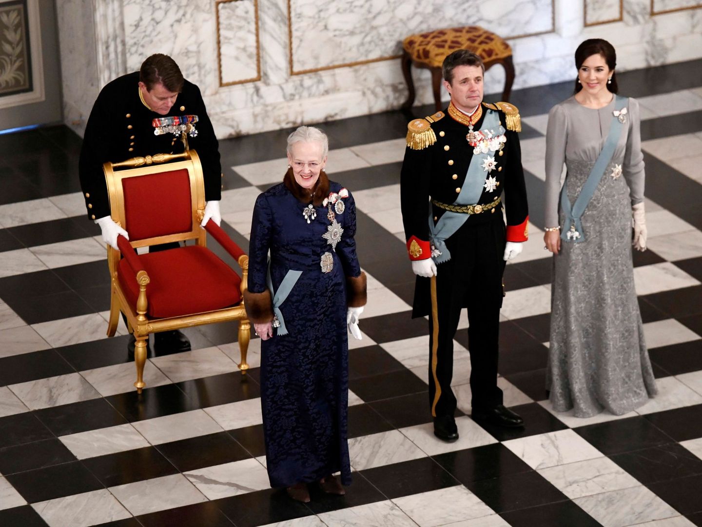La reina Margarita junto a su hijo Federico y su nuera, la princesa Mary. (EFE)