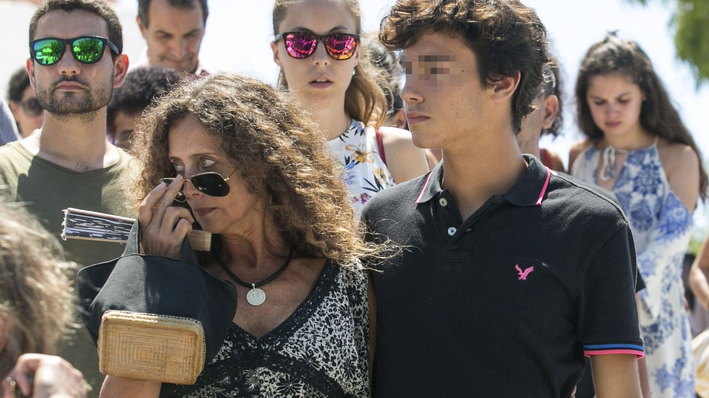 Belinda Alonso y su hijo Hugo, en el funeral de Ángel nieto. (EFE)