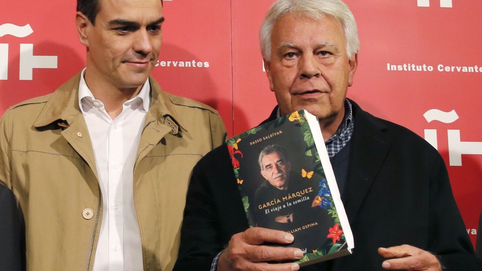 Foto: Felipe González, junto a Pedro Sánchez a su llegada al homenaje a Gabriel García Márquez, este 3 de marzo en el Instituto Cervantes de Madrid. (EFE)
