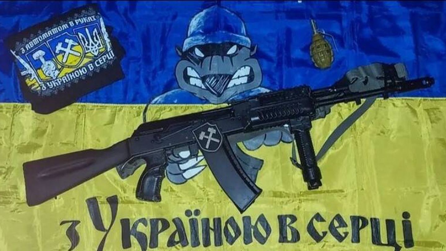 Un arma, simbología de los ultras del Shakhtar y la frase ''Ucrania en el corazón''.