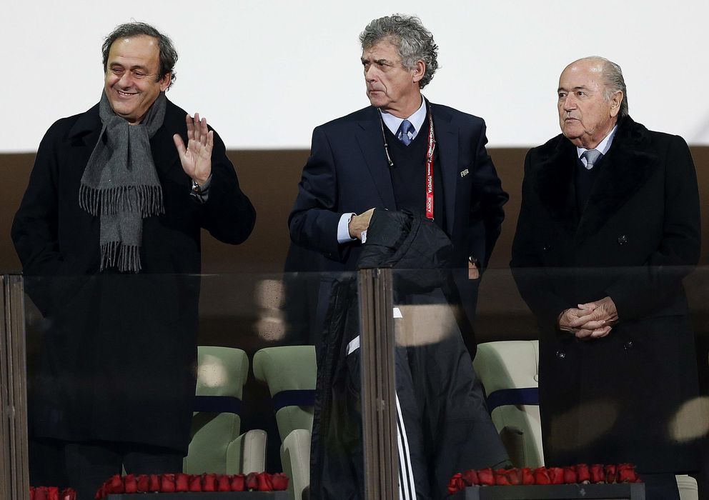 Foto: Ángel María Villar, entre Joseph Blatter y Michel Platini (EFE)
