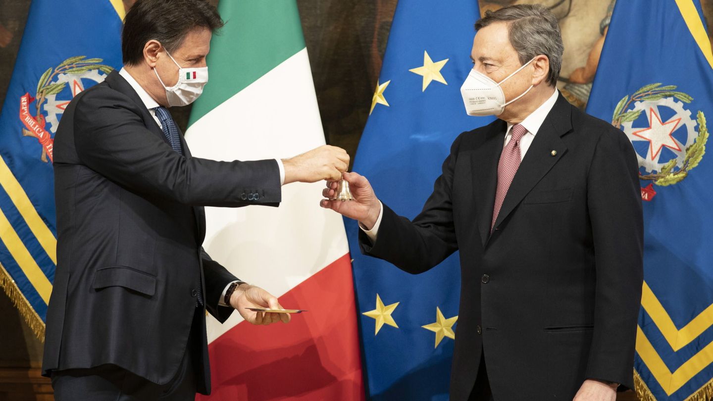 El ex primer ministro italiano Giuseppe Conte y su sucesor, Mario Draghi. (EFE)
