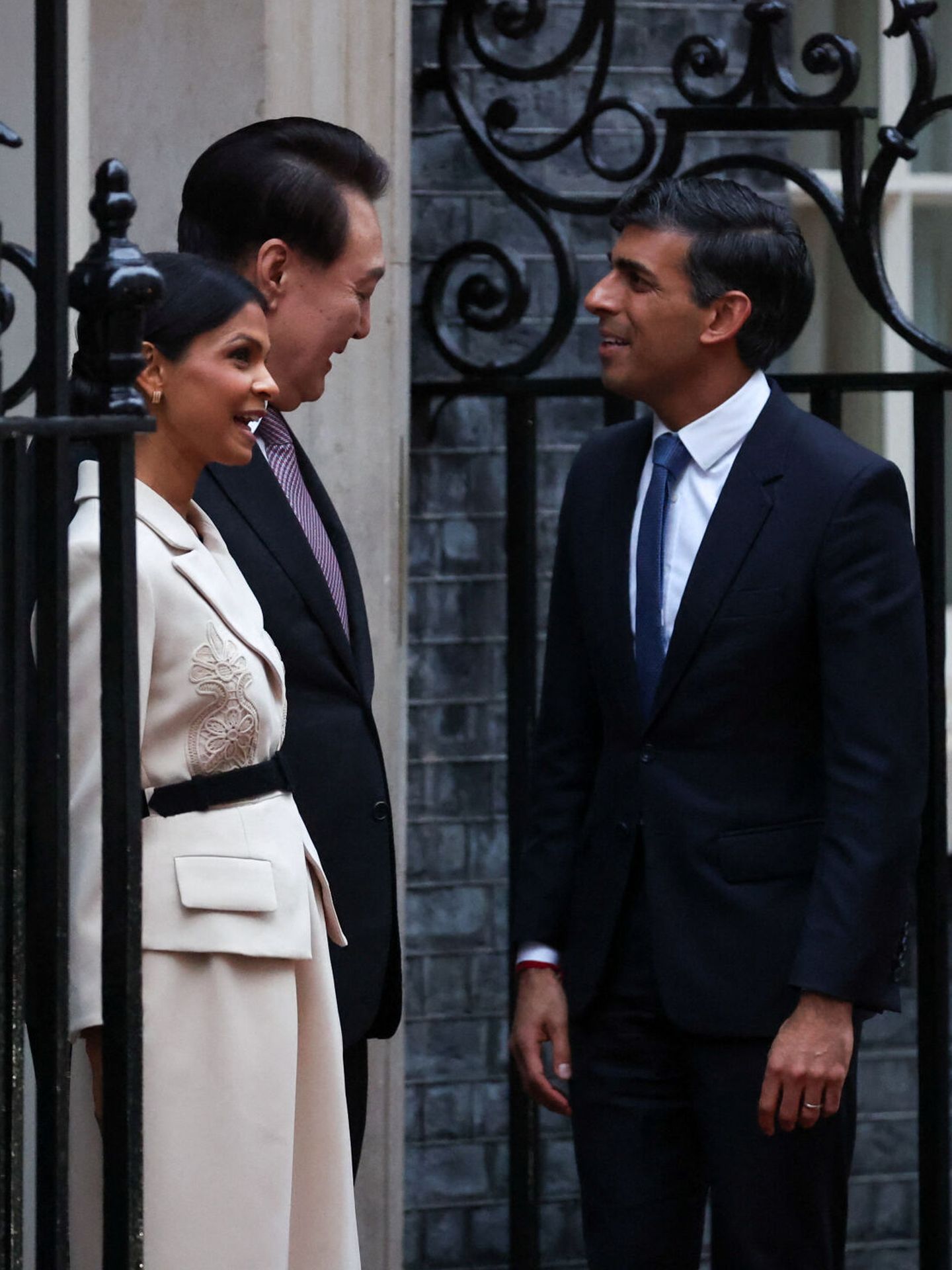 Akshata Murty y Rishi Sunak charlan con el presidente de Corea del Sur a las puertas del 10 de Downing Street. (Reuters/Hannah McKay)