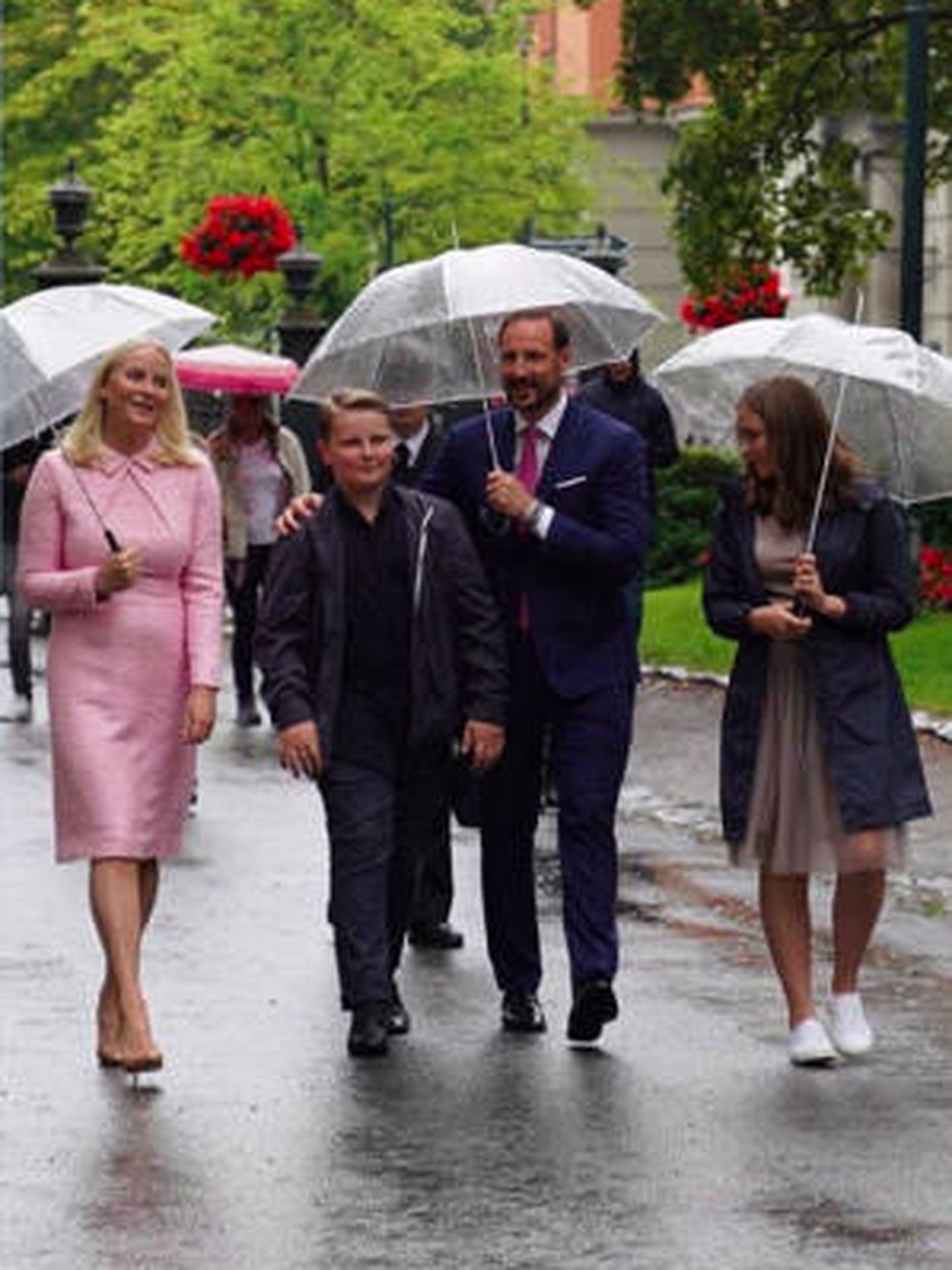 Ingrid, Haakon, Sverre Magnus y Mette-Marit, llegando a la catedral de Nidaros. (Redes Sociales: @detnorskekongehus)