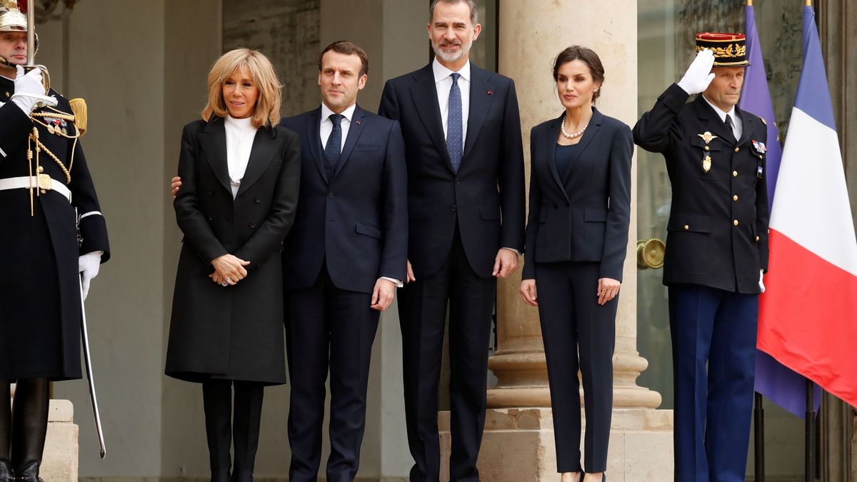 La reina Letizia, en París junto a Brigitte Macron: con camiseta y collar de perlas