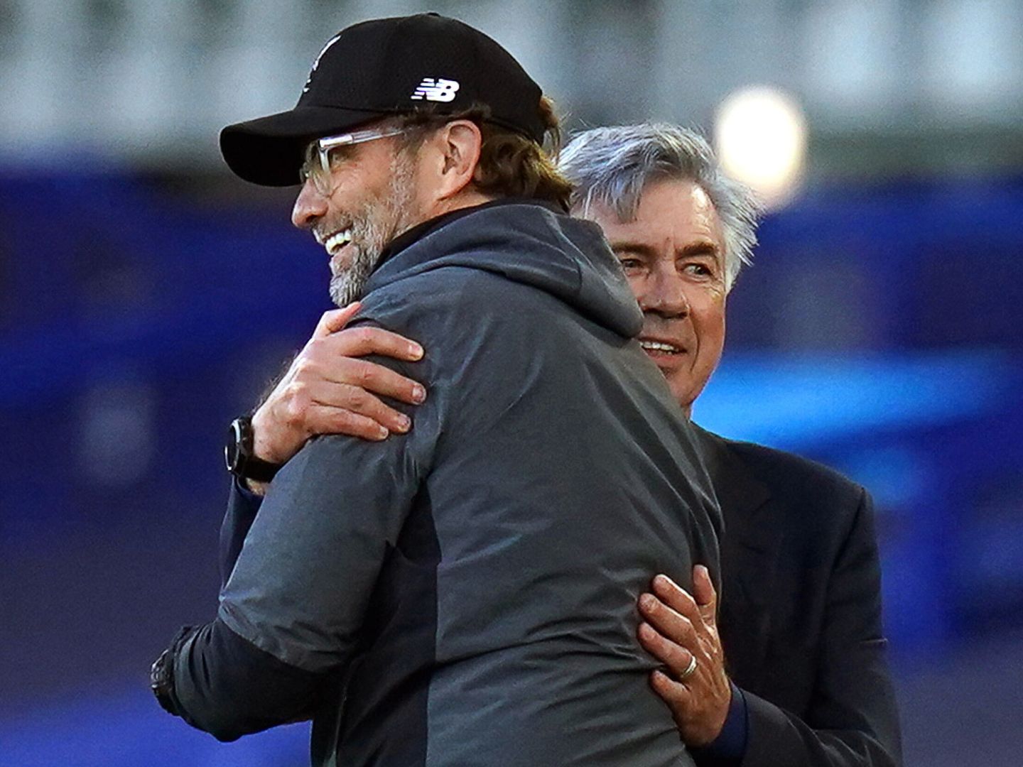 Jürgen Klopp y Carlo Ancelotti se abrazan tras un partido