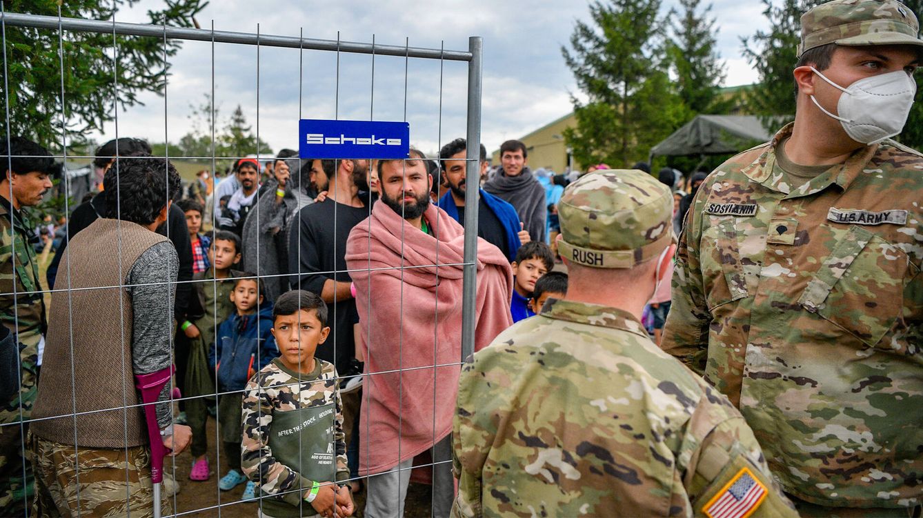 Foto: Evacuados afganos llegan a la base militar de Estados Unidos en Kaiserslautern, Alemania. (Getty)