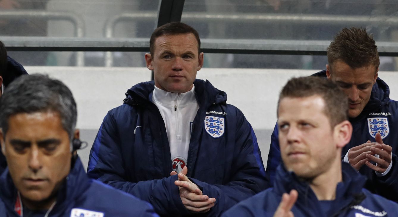 Wayne Rooney en el banquillo de la selección inglesa durante el Eslovenia-Inglaterra (Reuters)