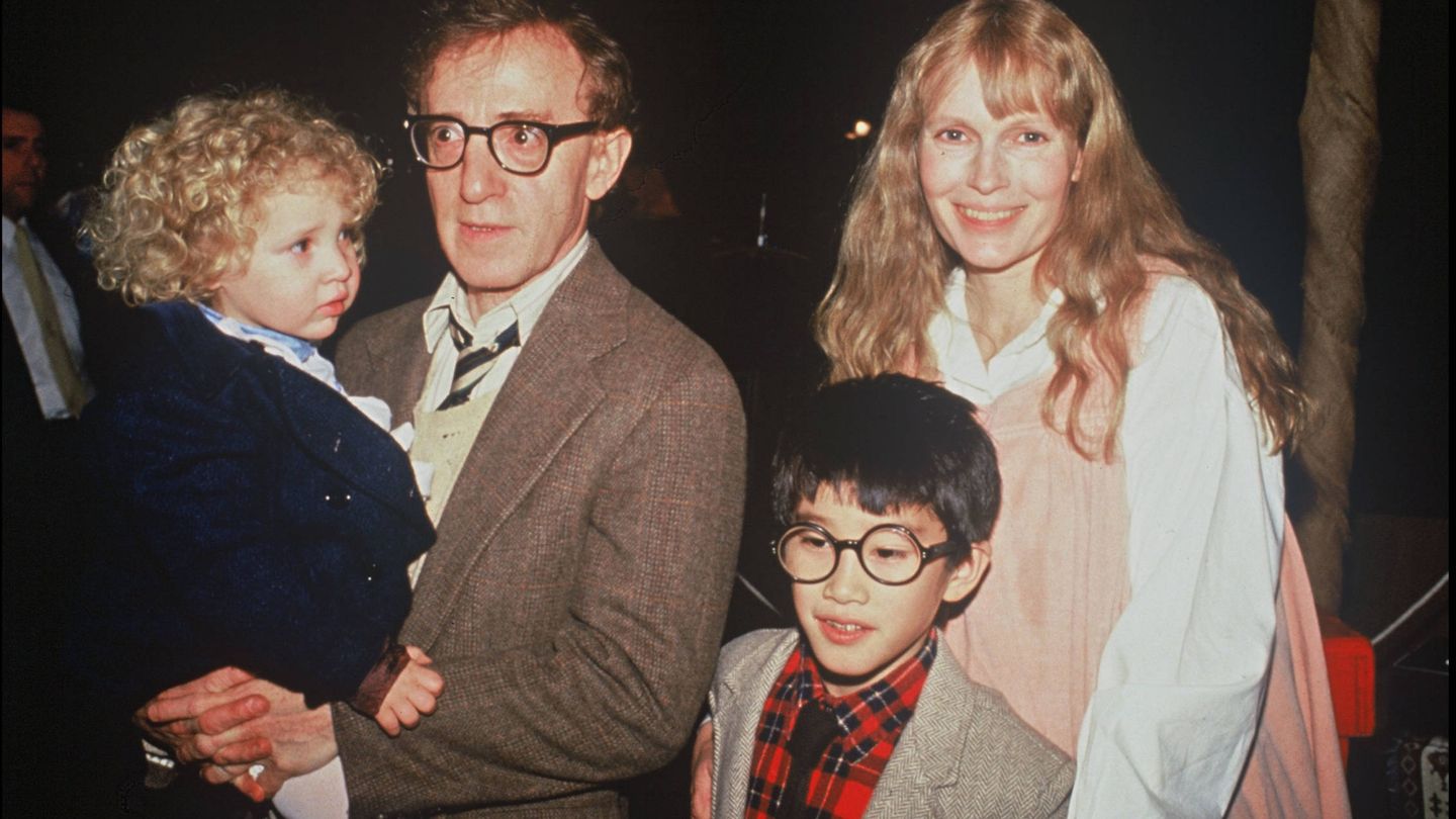 Woody Allen junto a Mia Farrow y con la pequeña Dylan en brazos. (Gtres)
