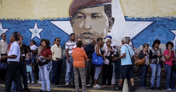 Foto: Chavistas esperan en la calle para votar. (EFE)