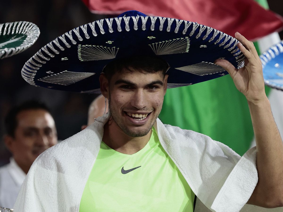 Foto: Carlos Alcaraz, con un sombrero de charro mexicano. (EFE/José Méndez)