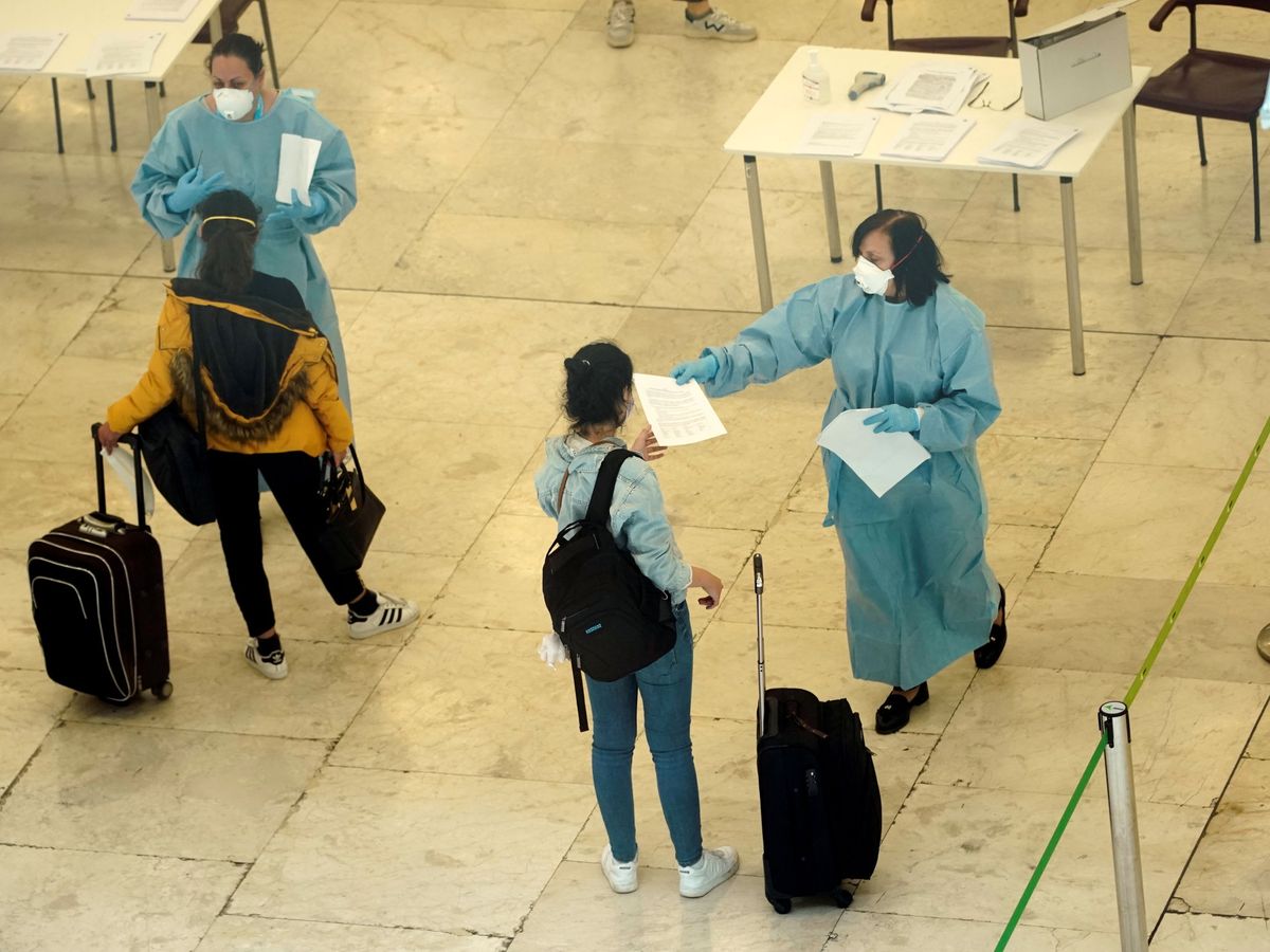 Foto: Una mujer llega al Aeropuerto de Barajas de Madrid. (Reuters)