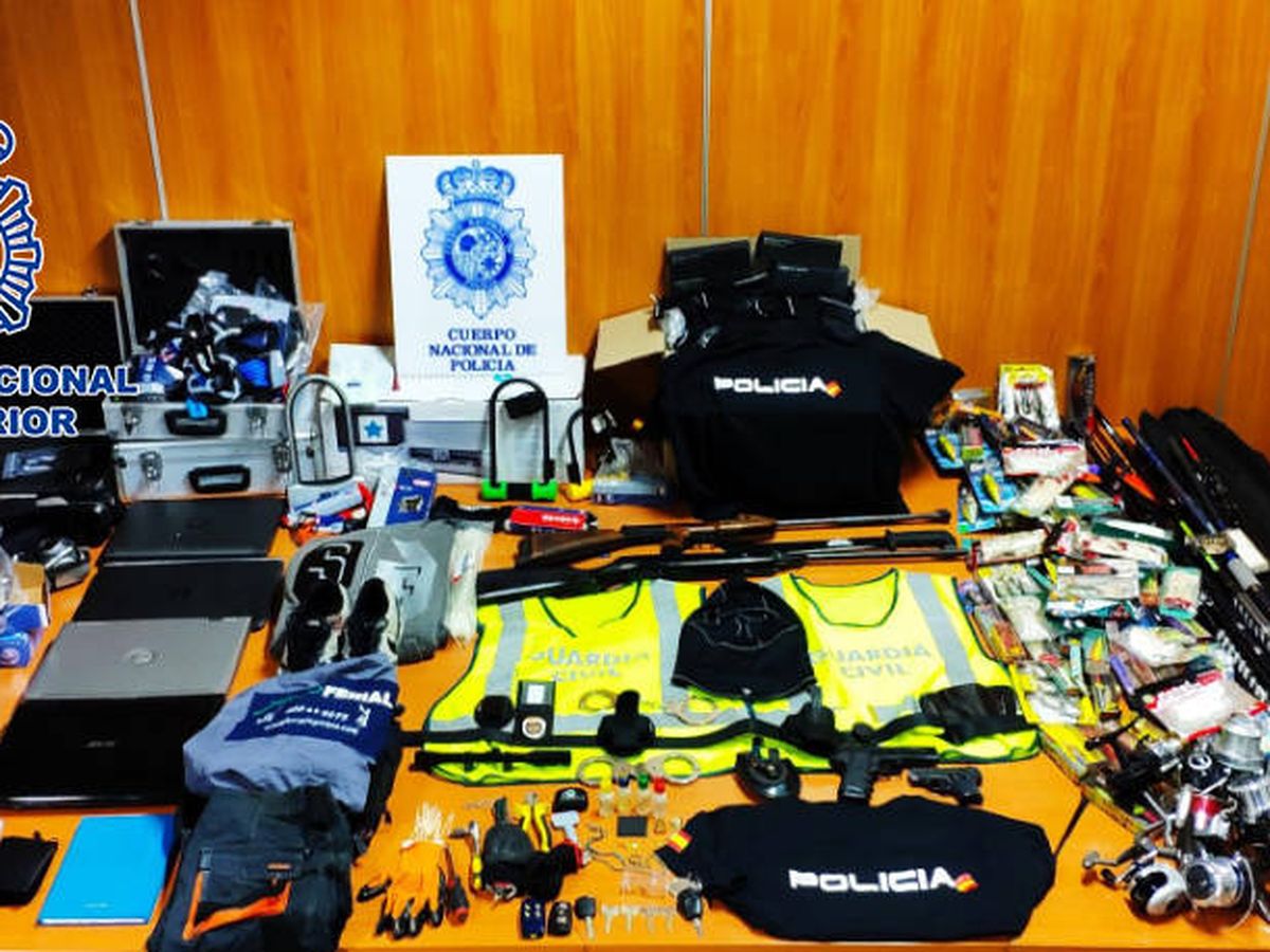 Foto: Objetos e instrumentos que los ladrones utilizaban para atracar los establecimientos. (Policía Nacional)