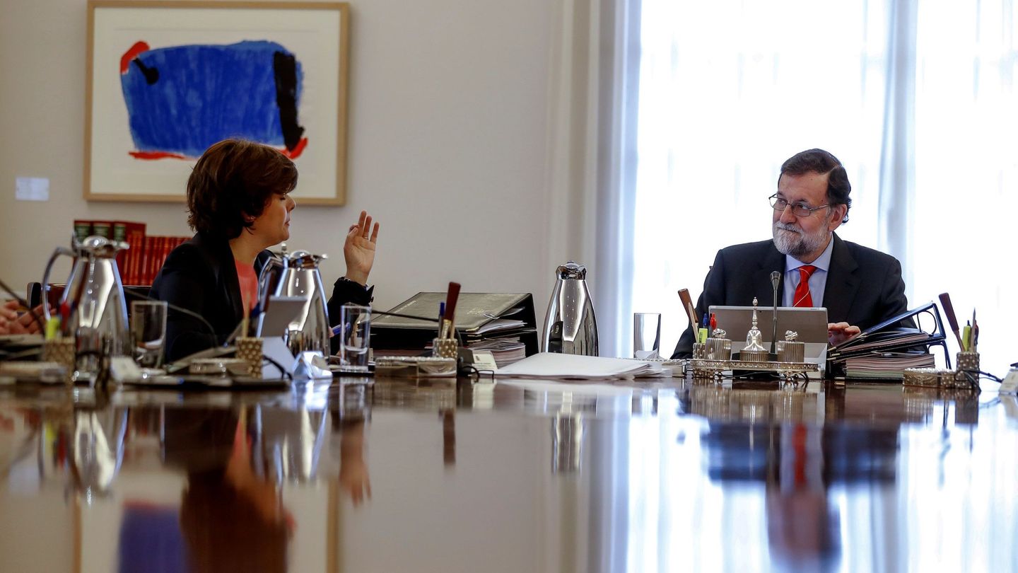 El presidente del gobierno Mariano Rajoy  y la vicepresidenta del gobierno Soraya Sáez de Santamaría. (EFE)