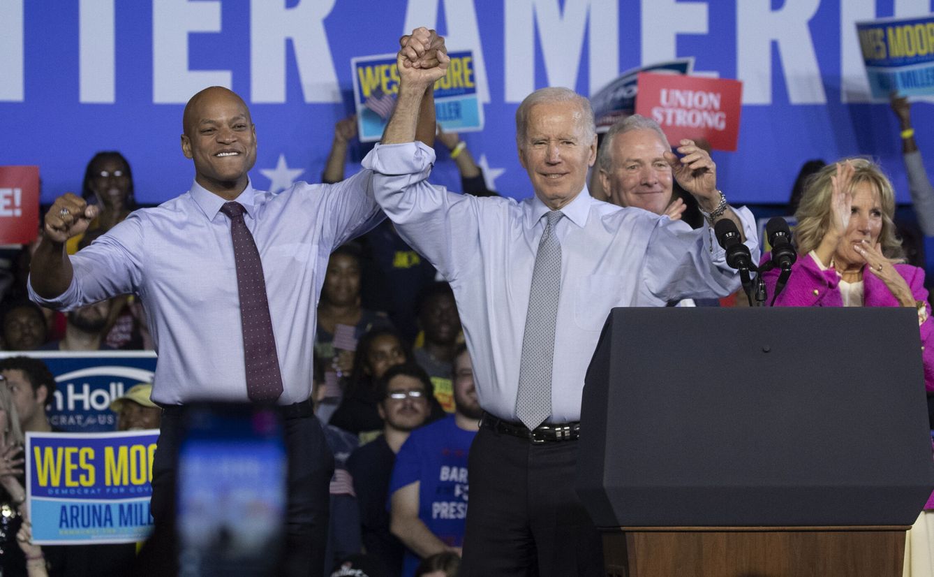Joe y Jill Biden en un mitin con el candidato demócrata de Maryland Wes Moore y el senador Chris Van Hollen. (EFE/Michael Reynolds)