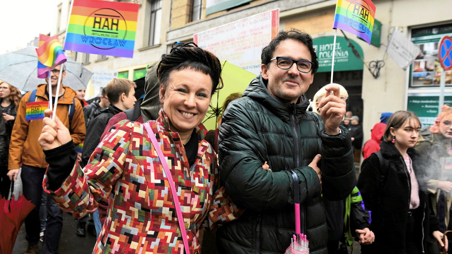 Olga Tokarczuk, en una marcha por la igualdad (Reuters)
