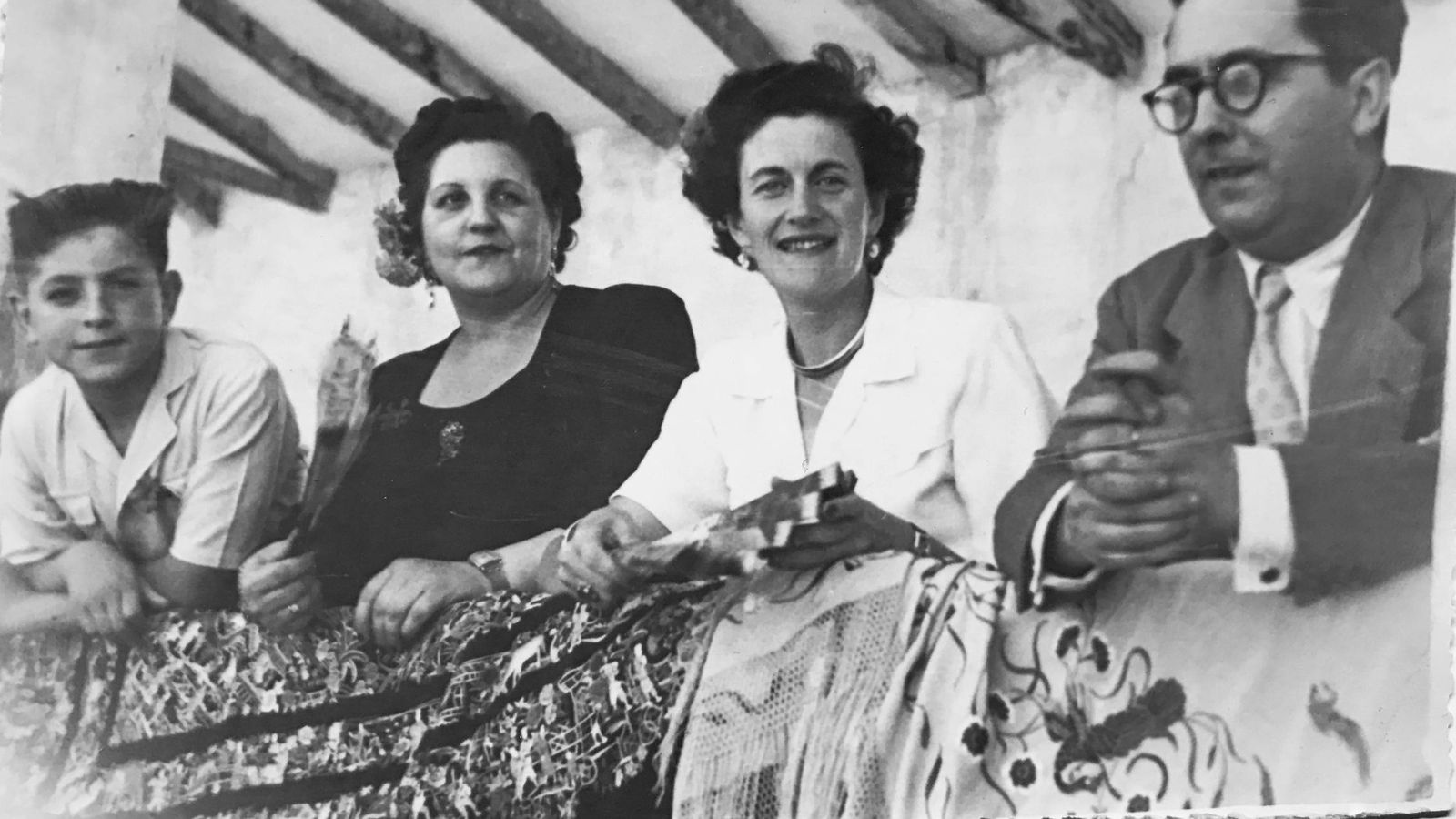 Foto: Piedad de la Cierva (segunda a la derecha) en una foto con familiares, en 1950 (Imagen: Archivo General de la Universidad de Navarra)