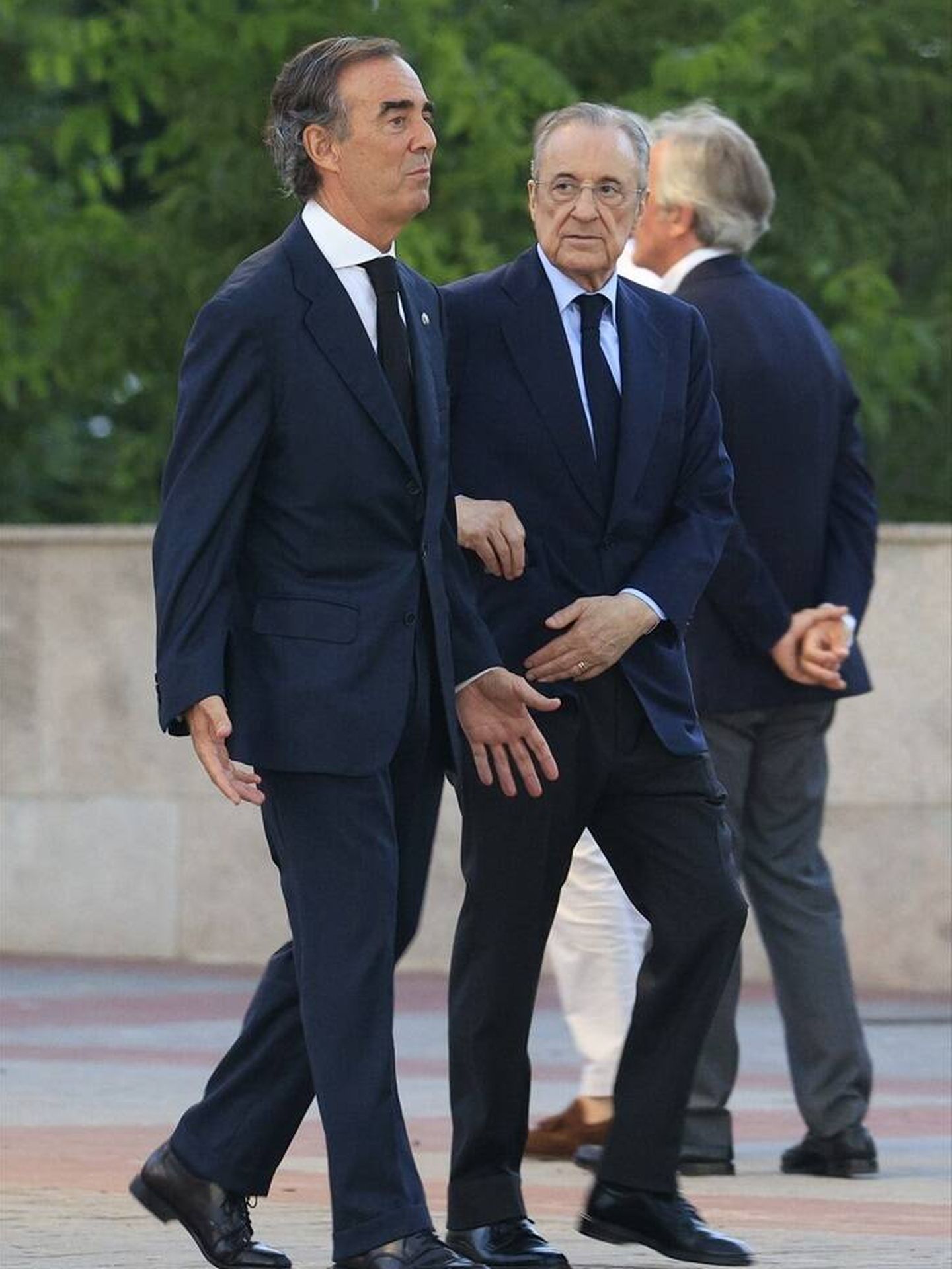 Juan Villar-Mir con Florentino Pérez en el último adiós a su padre. (Europa Press)