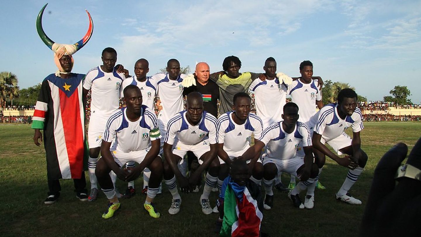 La selección nacional de fútbol de Sudán del Sur posa con su entrenador