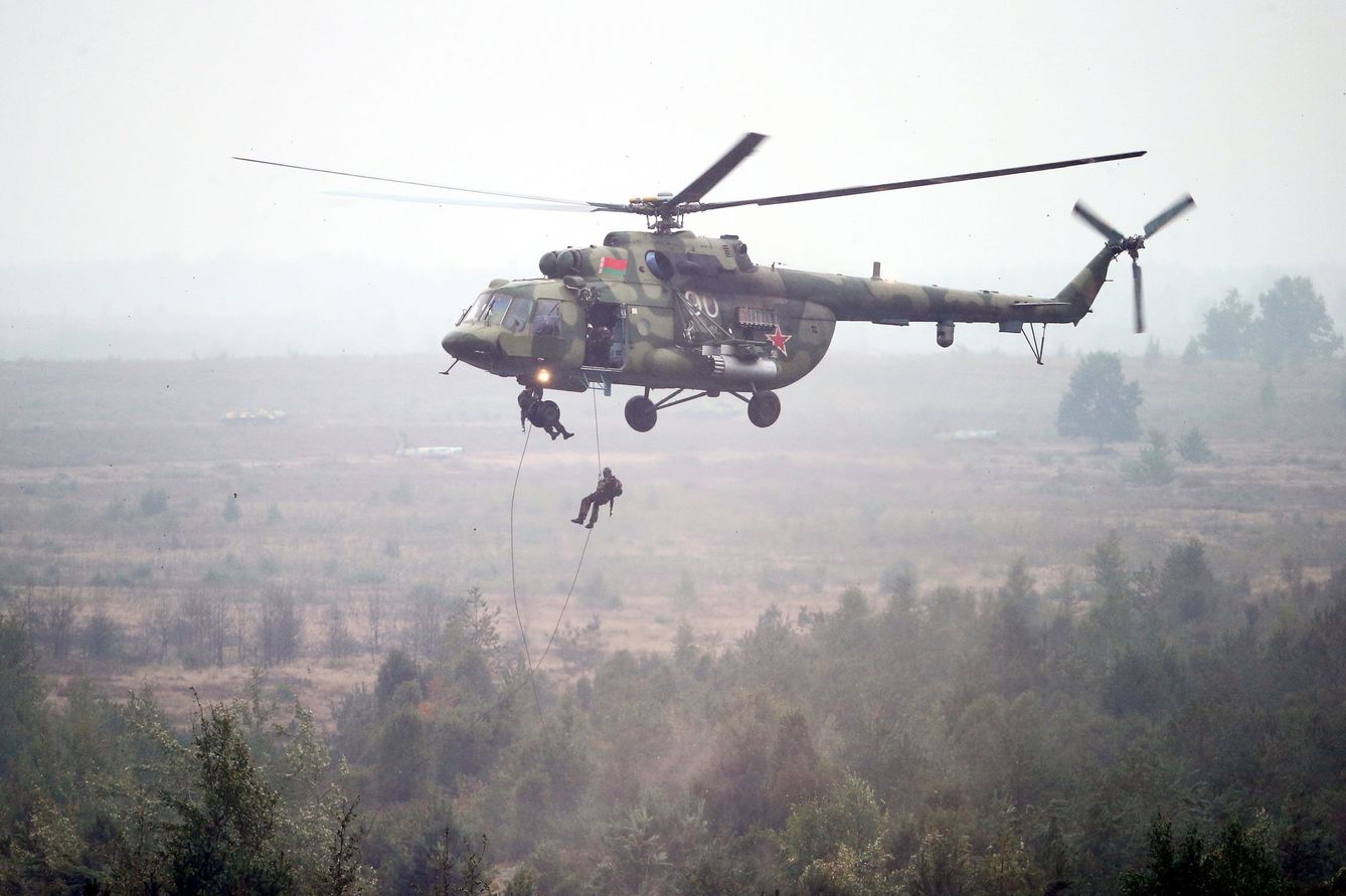 Un helicóptero bielorruso Mi-8 transporta a un grupo de soldados cerca de Ruzhany, a unos 235 km de Minsk, el 17 de septiembre de 2017. (Reuters)