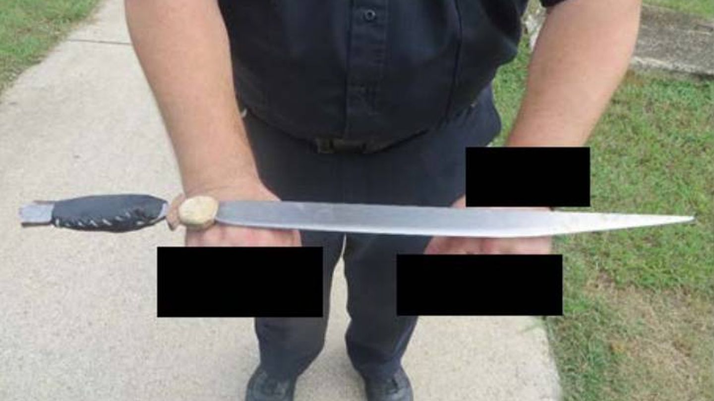 Un guarda sujeta una de las armas requisadas en la cárcel de St. Clair. (Departamento de Justicia de EEUU)