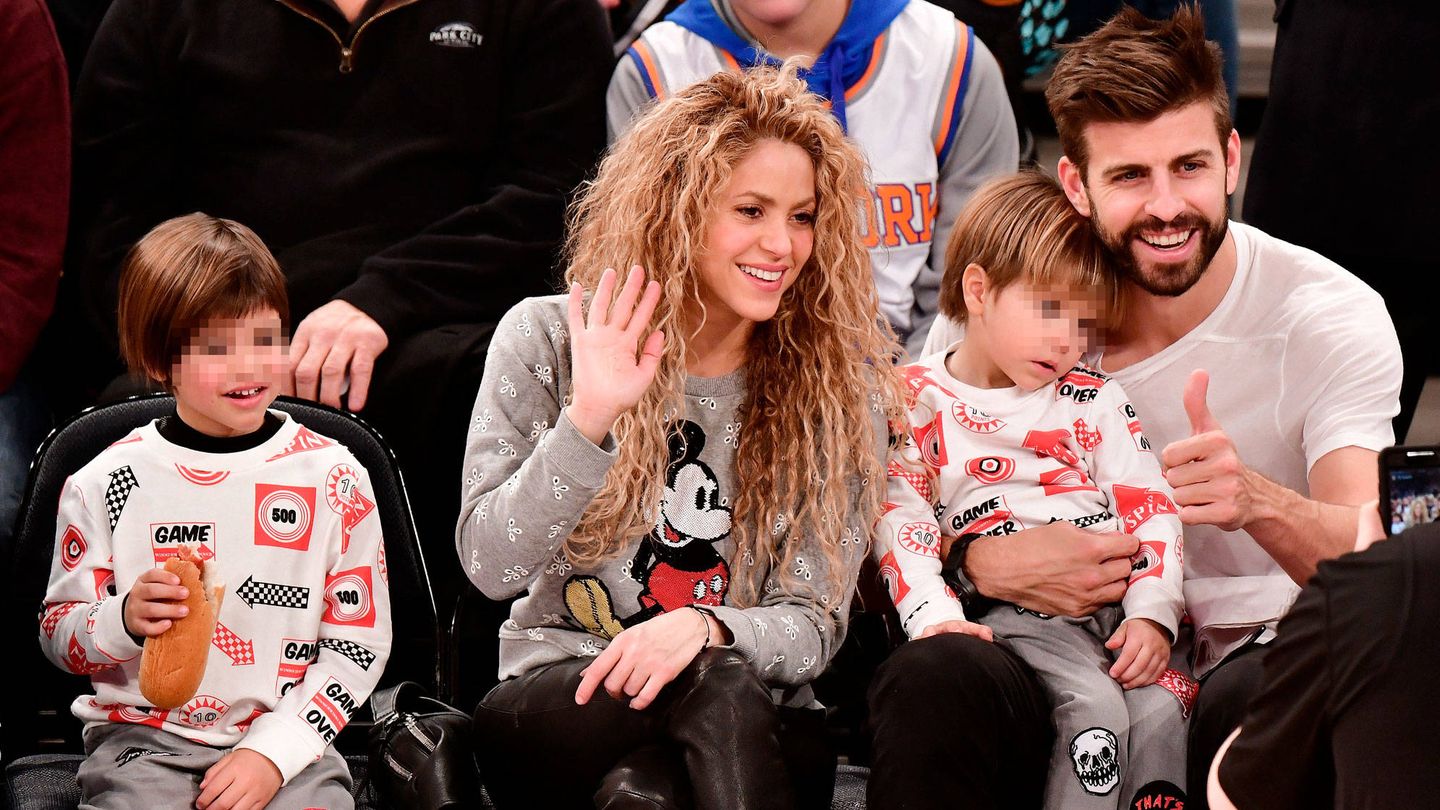 Shakira y Piqué, con sus hijos. (Getty)