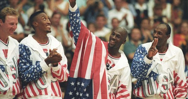 Foto: De izquierda a derecha, Larry Bird, Scottie Pippen, Michael Jordan y Clyde Drexler durante la ceremonia de entrega de medallas en Barcelona 1992. (Reuters)