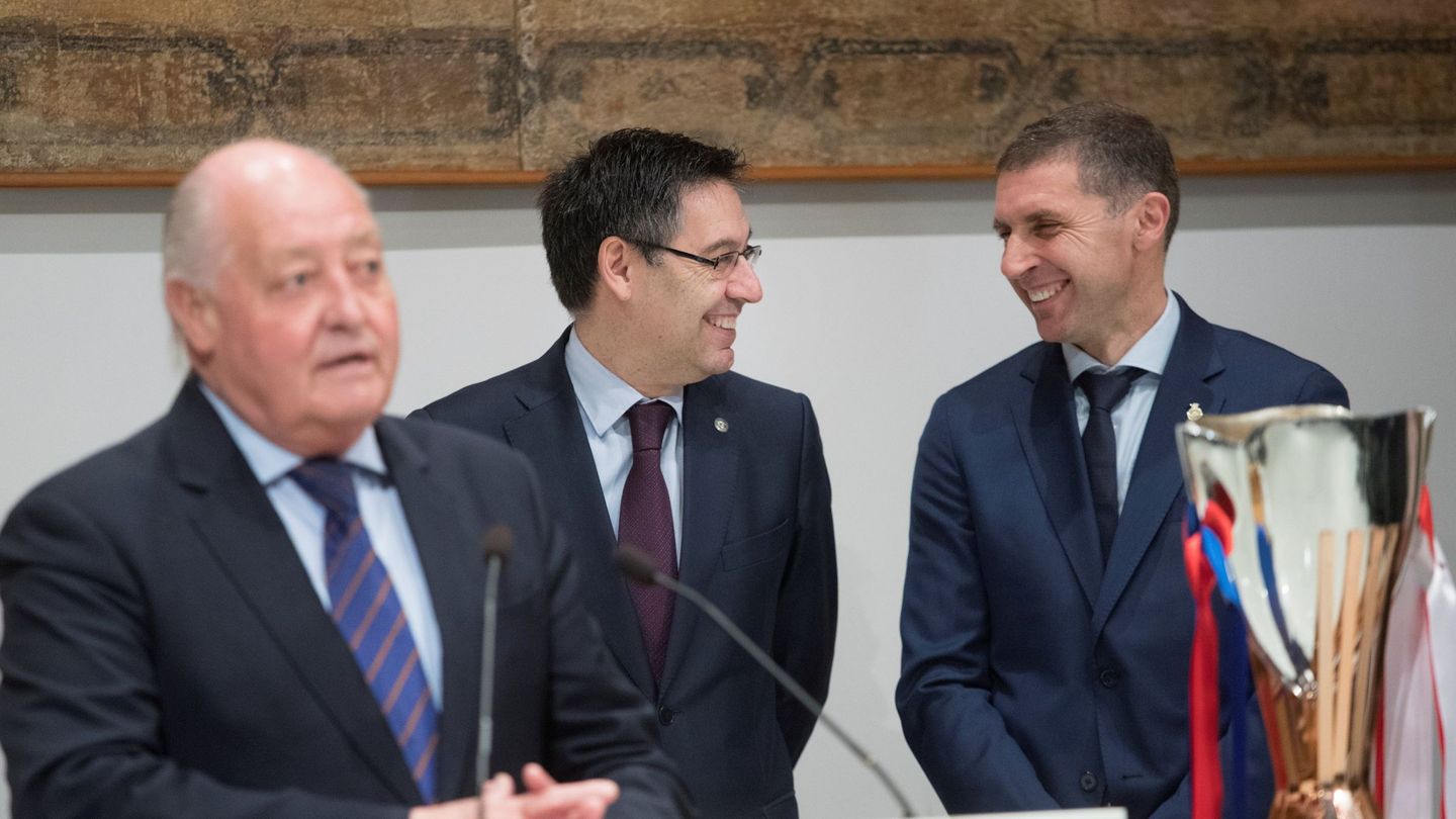 Joan Soteras junto al expresidente del FC Barcelona, Josep Maria Bartomeu. (FCF)