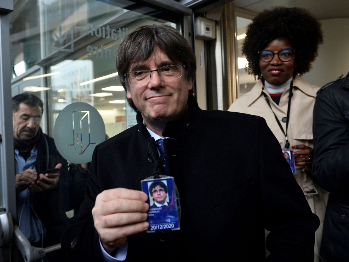 Foto: Carles Puigdemont muestra su tarjeta de acceso al Parlamento Europeo. (Reuters)