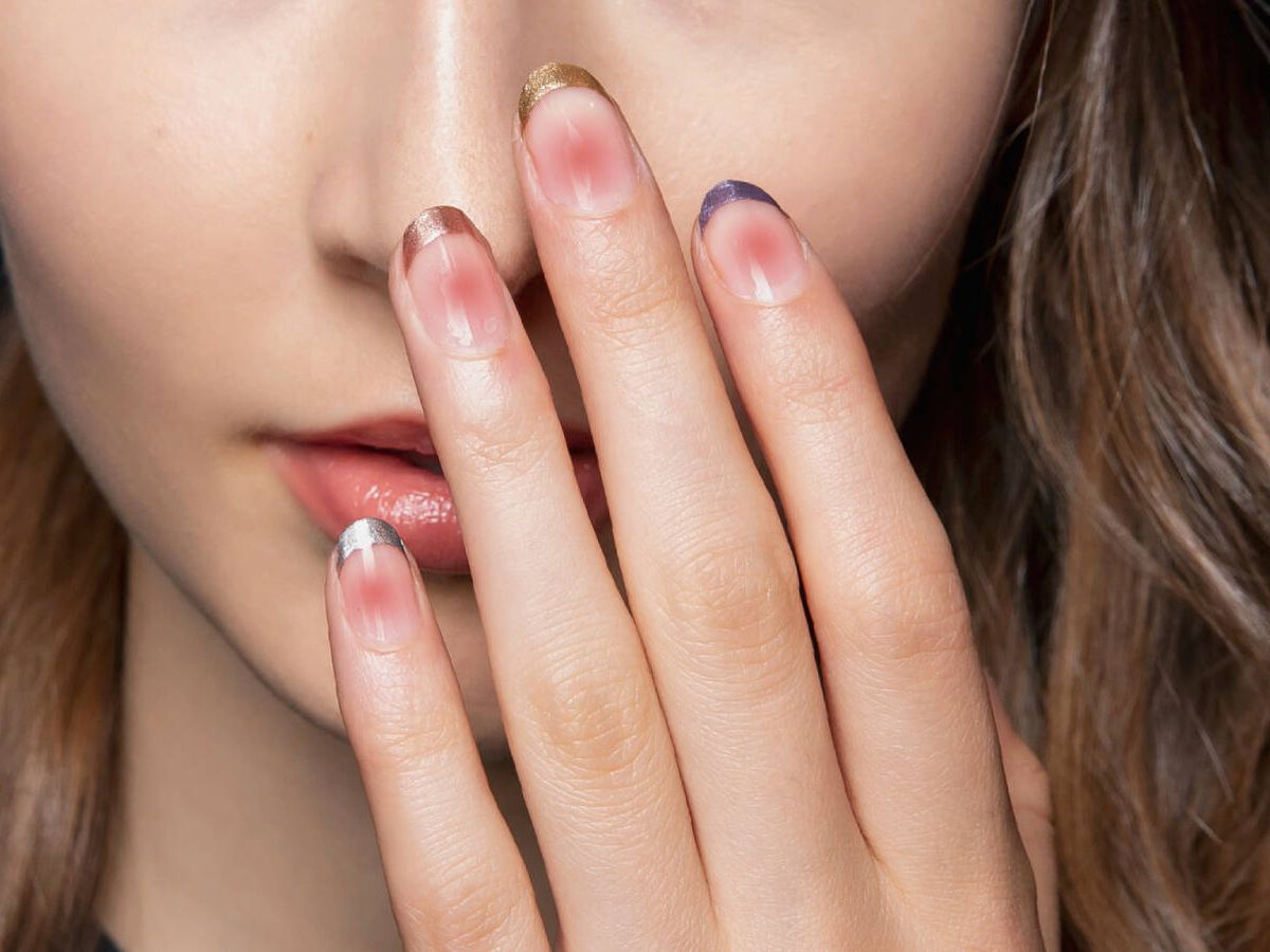 Foto: La 'cheek nail french manicure' aplica un toque de color rojizo en el centro de la uña. (Imaxtree) 