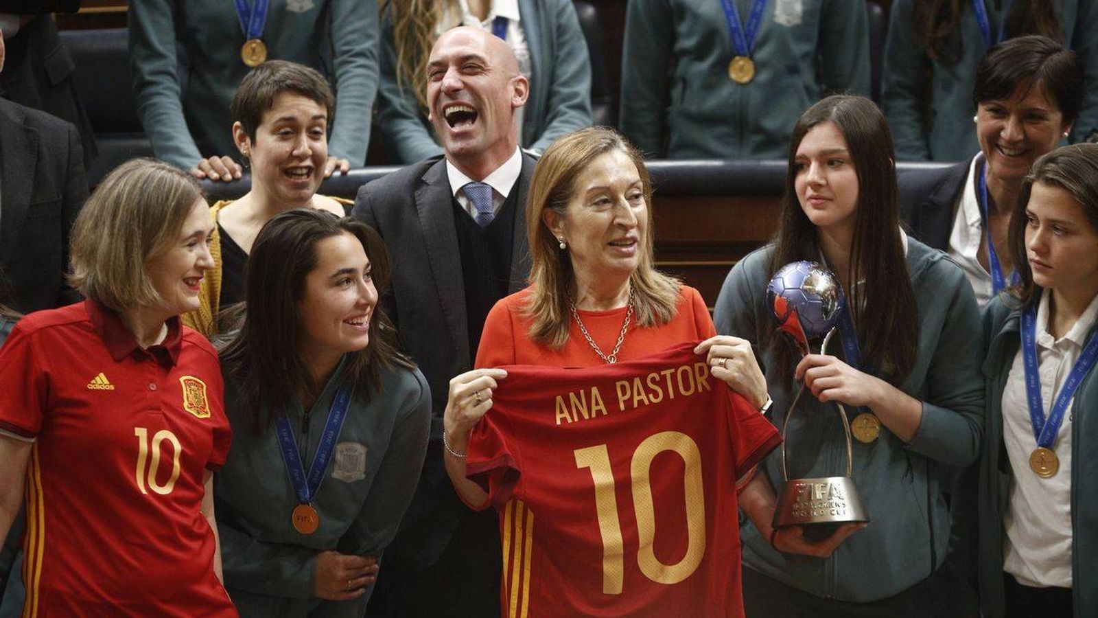 Foto: Luis Rubiales, durante un acto de fútbol femenino con la presidenta del Congreso, Ana Pastor. (EFE)