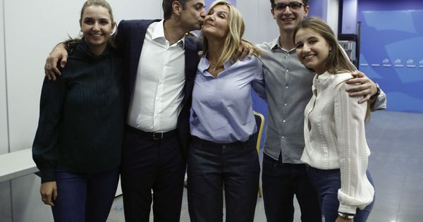 Foto: La familia del nuevo primer ministro griego al completo. (EFE)