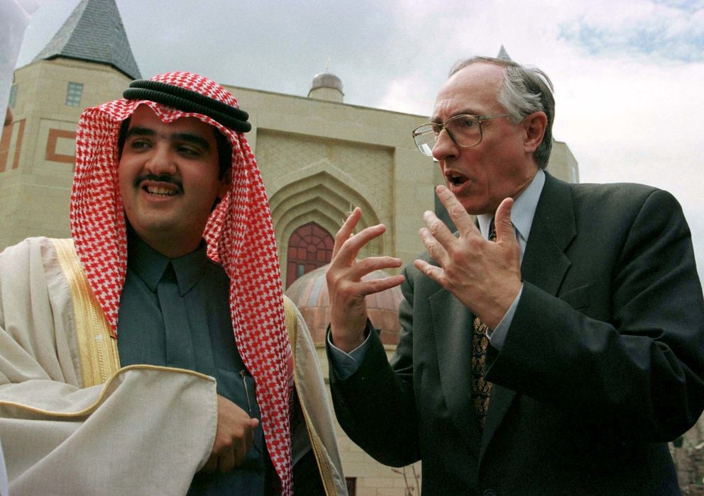 Foto: Príncipe Abdul Aziz Bin Fahd y el secretario de Estado de Escocia, Donald Dewar (Reuters)
