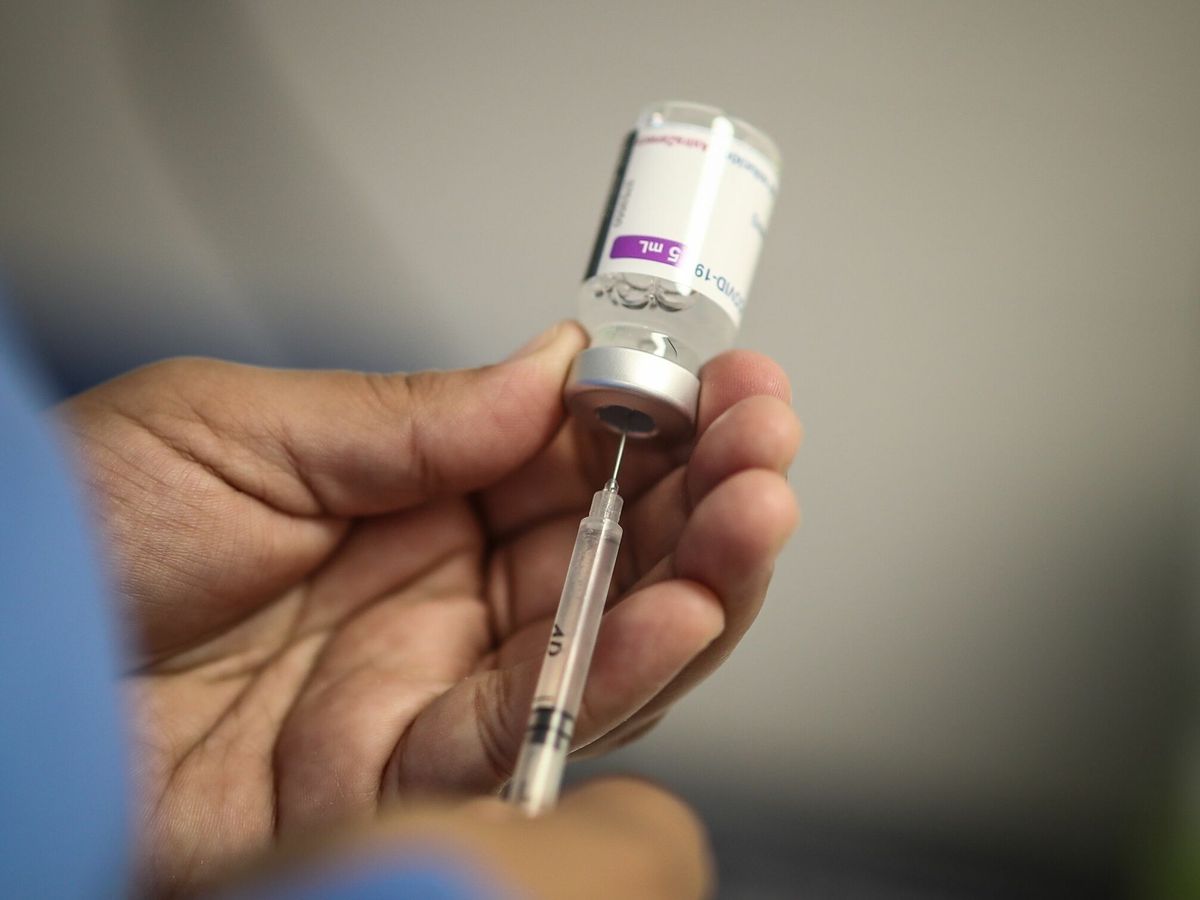 Foto: Una enfermera prepara una dosis de la vacuna contra el covid-19. (EFE)