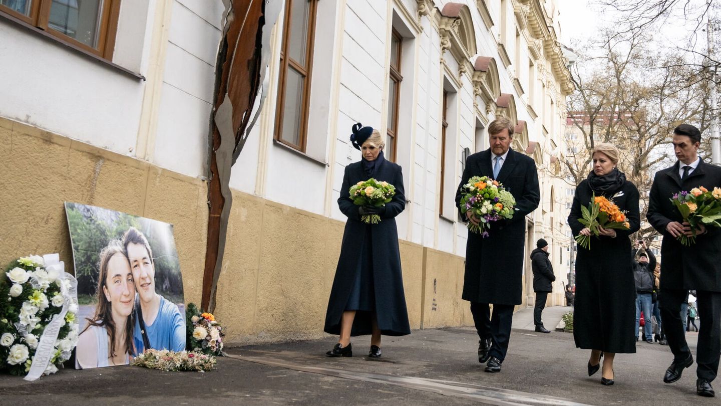 La reina con mocasín por las calles de Bratislava. (EFE/Christian Bruna)