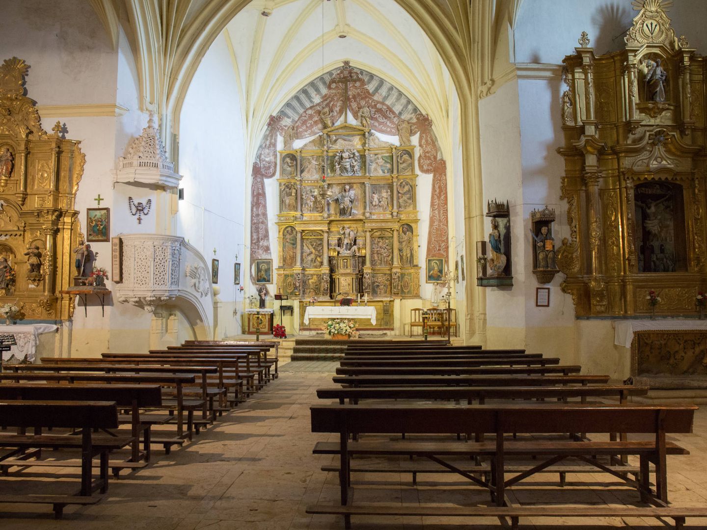 El retablo mayor es la mayor joya artística de Quintanilla de Riofresno. (D. B.)
