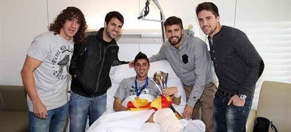 Foto: Villa recibe en el hospital la Copa del Mundo de Clubes y la medalla de campeón