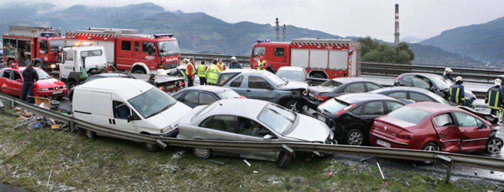 Foto: Una colisión de 50 coches en Vizcaya corta la circulación de la A-8