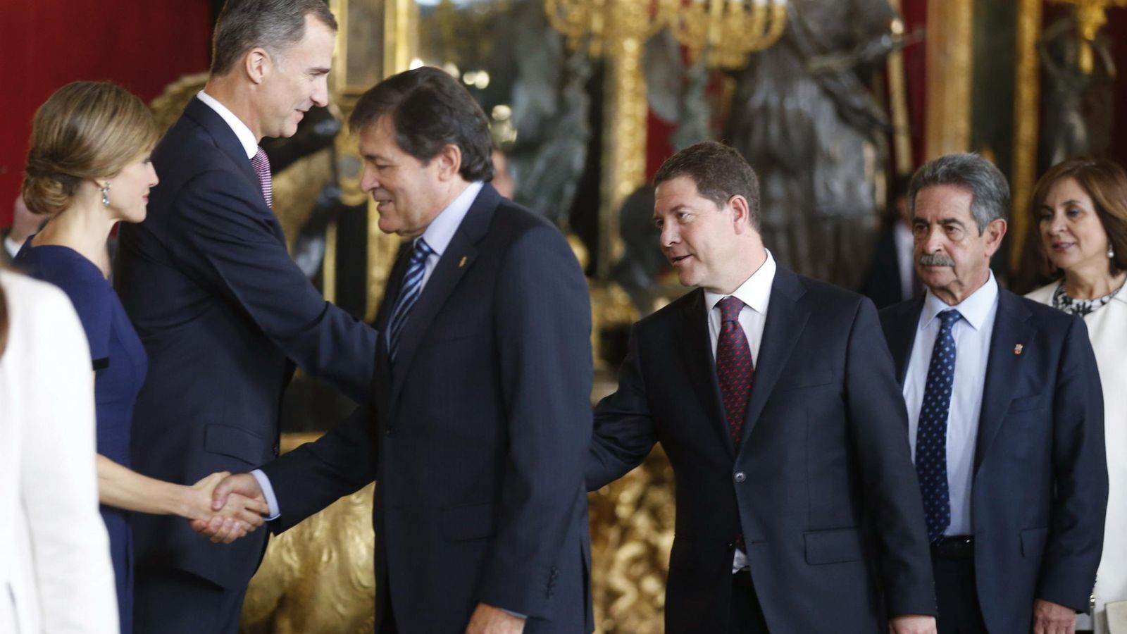 Foto: Los Reyes, saludando al presidente de Asturias, Javier Fernández, en la recepción de la Fiesta Nacional de 2015. (EFE)