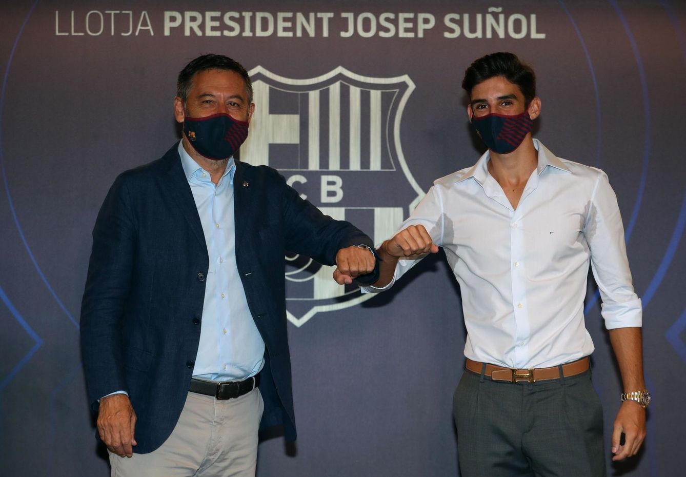 Trincao y Bartomeu posan durante su presentación como nuevo jugador del FC Barcelona. (EFE)