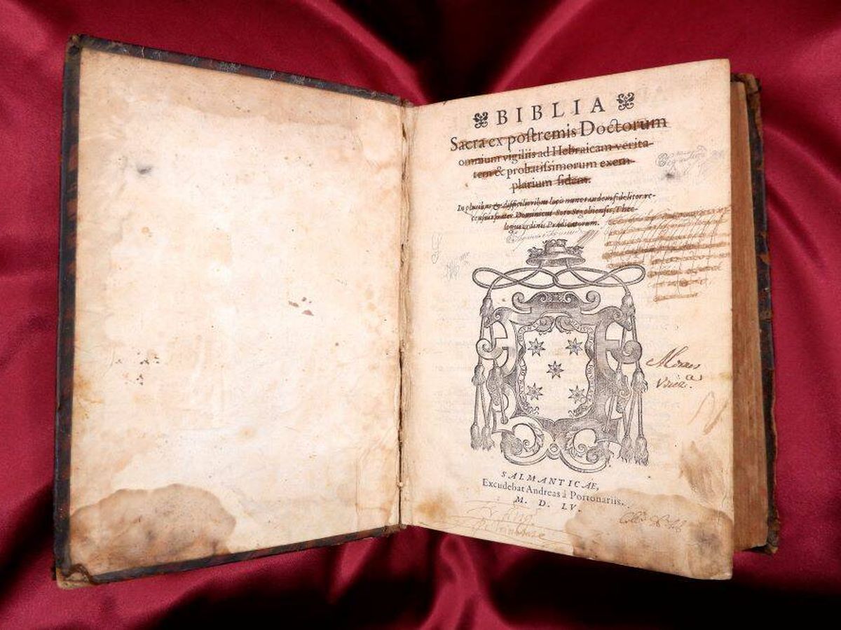 Foto: Imagen del ejemplar de la 'Biblia de Vatablo' que saldrá a subasta. (Cedida)