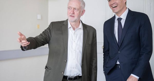 Foto: Pedro Sánchez con el líder laborista británico, Jeremy Corbyn, el pasado 8 de mayo en Londres. (Borja Puig | PSOE)