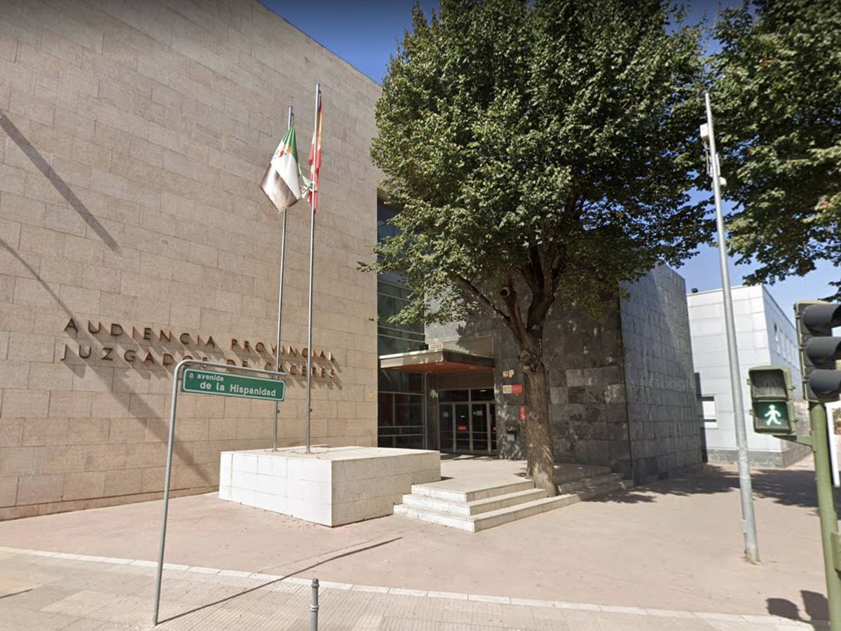 Foto: Fachada exterior de los juzgados de Cáceres. (Google Maps)