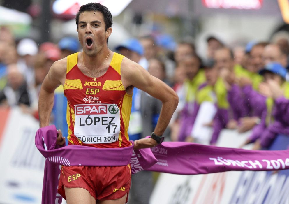 Foto: Miguel Ángel López entra en meta y celebra su medalla de oro en Zúrich.