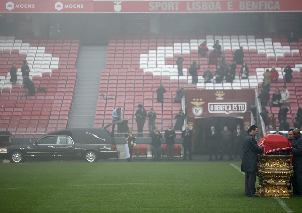 Foto: El féretro de Eusébio en el Estadio de la Luz (Reuters).