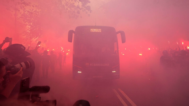 Foto de Nos han tirado piedras. Los aficionados culés  apedrean su propio bus