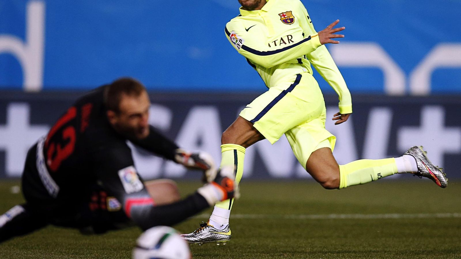 Foto: En la imagen, Neymar y Oblak durante un Atlético-Barcelona. (Reuters)